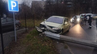Фото: На вул. Луганській водійка пошкодила опору: комунальники відновлюють мережі
