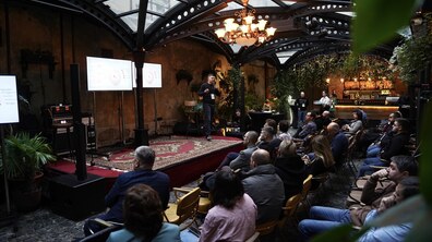 Юрій Лучка презентує чат-бот “Помічник ветеранів” на сцені під час 11 форуму електронного врядування