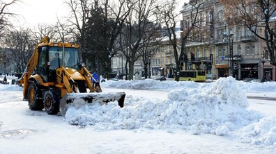 Фото: Станом на 07.00 год ранку в місті працювало 78 одиниць снігоприбиральної техніки