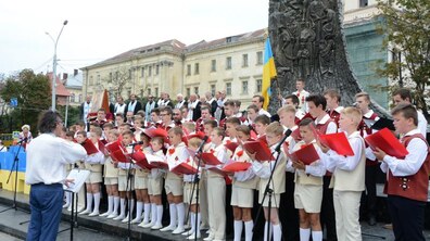 Фото: Львів синхронно зі світом виконав молитву за Україну