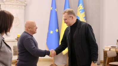 Мер Львова Андрій Садовий тисне руку французькому шеф-кухару Тьєррі Маркс у себе в кабінеті