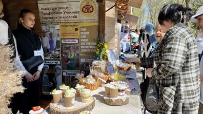 Фото: У Львові на ярмарку молодіжного підприємництва учні училищ продають свої вироби
