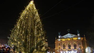 Фото: Центральну ялинку міста Львова розбиратимуть 23 січня