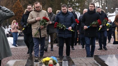 Представники влади вшановують пам’ять учасників бою під Крутами.