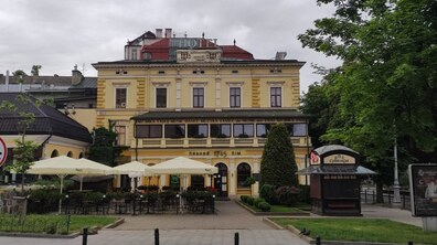 Фото: З терасою, але без склопакетів: Верховний Суд став на бік міста у питанні з «Віденською кав’ярнею»