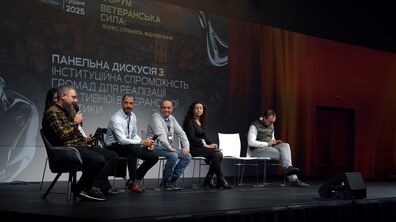 Учасники панельної дискусії «Інституційна спроможність громад для реалізації ефективної ветеранської політики» спілкуються зі слухачами форуму