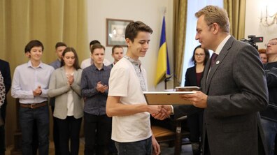 Фото: 16 обдарованих учнів міста Львова отримали премії по 10 тис грн