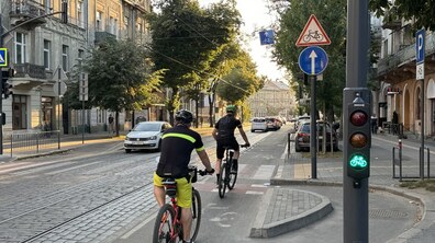 два велосипедисти їдуть велосмугою