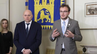 Фото: «Той подвиг, який вчинили ви і ваші родини, показує, що наша країна є, була і буде незалежною», — А. Москаленко під час вручення ключів від квартир 10 родинам учасників бойових дій