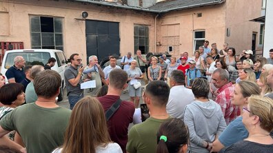 Фото: Місто не залишить вас у біді: заступник мера зустрівся з мешканцями, будинки яких постраждали від російських ракет