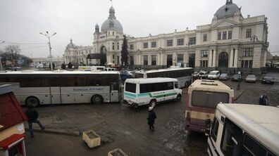 Фото: З 1 березня розпочинається реконструкція пл. Двірцевої: ПАТ «Укрзалізниця» вводить додаткові зупинки поїздів на станції «Підзамче»