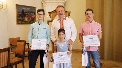Фото: Міський голова Львова вручив премії призерам міжнародної олімпіади з астрономії та віце-чемпіонці Європи з шахів