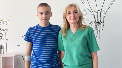 пацієнт та лікарка Галина Курило стоять у холі дитячої лікарні