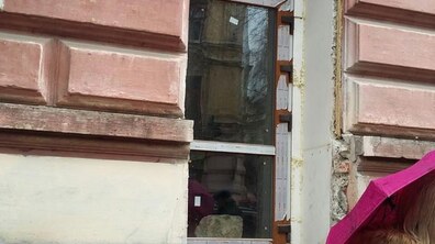 Фото: Самочинні роботи в будинку на вул. К. Левицького, 10 зупинено: від порушника вимагатимуть відновлення зруйнованого фасаду історичної будівлі