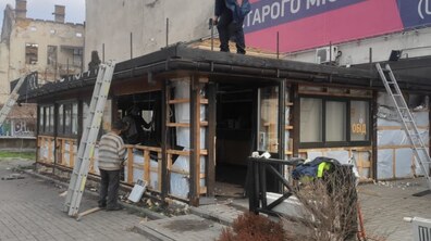 Фото: У Львові демонтували самобуд неподалік Оперного театру