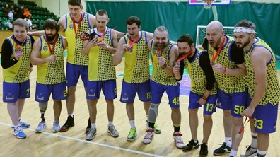Учасники турніру з медалями посміхаються та фотографуються.