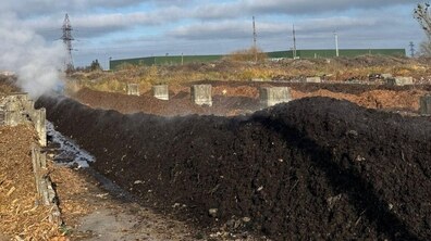 Ряд відсортованої органіки, яку перетворюють на підживку на станції компостування у Львові