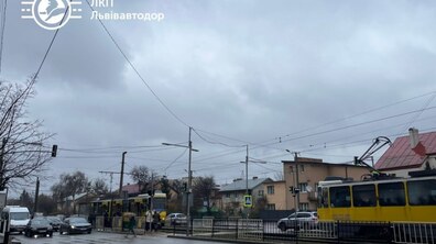 Фото: Світлофори через трамвайну колію на вул. Княгині Ольги обладнають звуковими сигналами для незрячих