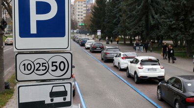 автівки на одній з парковок Львова