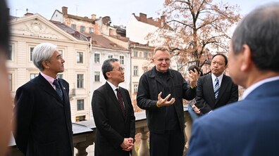 Міський голова Львова Андрій Садовий розповідає японським гостям про підтримку містом економіки