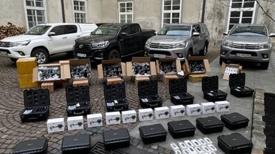Фото: Львів передав військовим ще 4 автівки і 200 дронів
