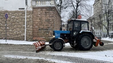 Фото: Для прибирання Львова від снігу залучено понад 100 машин спецтехніки та 1500 двірників