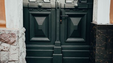 Фото: Реставратори відновили історичну браму на початку вулиці Куліша