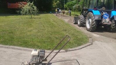 Фото: У парку «Погулянка» ремонтують відсівні доріжки