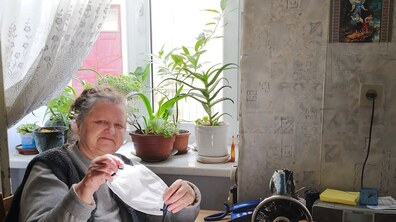 Фото: Літні львів’янки пошили захисникам понад 100 захисних масок