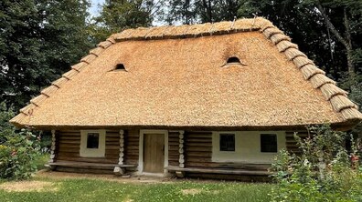 Фото: Львівський скансен відреставрував дах хатини з Буковини за гроші з куплених відвідувачами на Великдень квитків