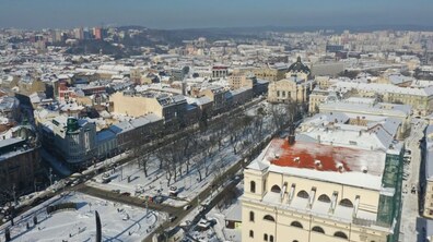 Панорама центру Львова взимку.