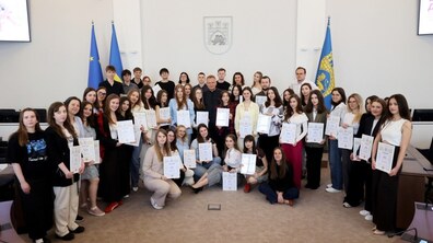 Учасники навчання позують для спільного фото з мером міста Андрієм Садовим та представниками ЛМР