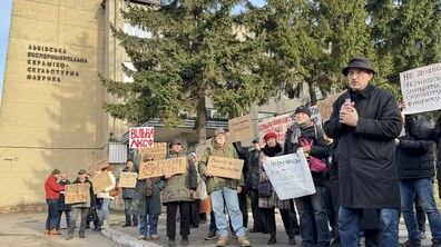 кілька десятків учасників акції з плакатами на захист кераміко-скульптурної фабрики. Гасла на плакатах: “Руки геть - тут мистецтво!”, “Вільна ЛКСФ”, “Тут створюють, а не руйнують” та інші