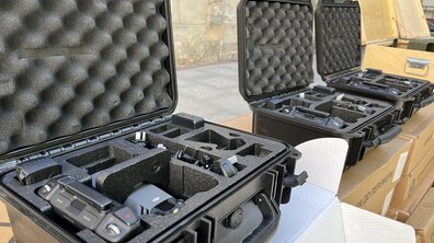 Кілька захисних кейсів із технікою — всередині акуратно розміщені дрони та комплектуючі до них.