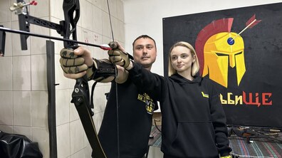 Фото: Терапія стрільбою: пацієнти центру НЕЗЛАМНІ стріляють з лука, аби зміцнити м’язи тіла