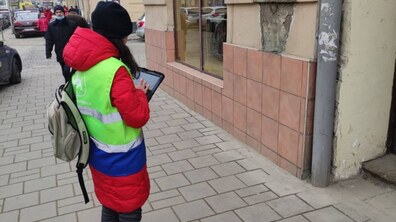 Фото: Контролери ЛМКП «Львівводоканал» знімають показники будинкових лічильників