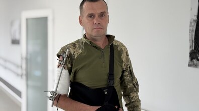 Фото: Уже згинає і розгинає пальці: в центрі UNBROKEN захиснику відновлюють руку з допомогою спеціального апарата