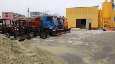 Фото: Зранку працювало 30 одиниць снігоочисної техніки
