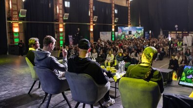 Спікери конференції ведуть розмову з іншими учасниками події