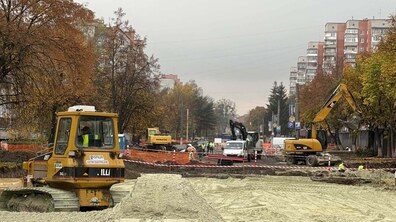 На вулиці Мазепи триває ремонт дороги. На проїзній частині працює будівельна техніка, зокрема кілька екскаваторів, а робітники виконують земляні роботи. Місце проведення робіт огороджене сигнальною стрічкою, обабіч дороги ростуть дерева, на задньому плані видно багатоповерхові житлові будинки.