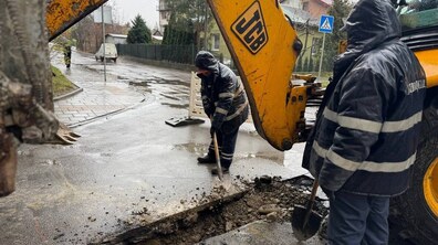 ремонтна бригада Львівводоканалу – два чоловіки і спецтехніка проводять розкопування дорожнього покриття біля будинку на вул. Лук’яна Кобилиці