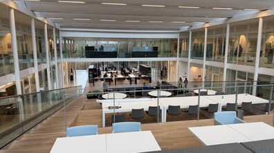 інтер’єр Академії води в Утрехті (Water Academy Utrecht) — сучасний освітньо-дослідницький простір, відкритий, багаторівневий атріум, наповнений природним світлом, скляні аудиторії та офіси, спільні робочі зони