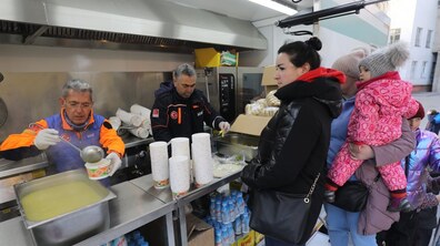 Фото: На Сихові знову діє мобільна кухня для переселенців