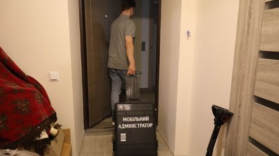 працівник ЦНАП із необхідним обладанням для надання адміністративних послуг виходить з помешкання