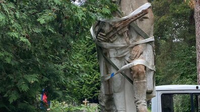 Фото: У Брюховичах демонтували радянського «Воїна»