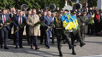 Фото: До 100-річчя ЗУНР у Львові помолились біля могил Героїв