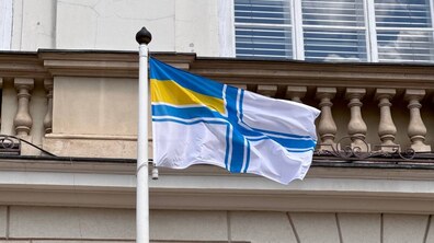 Прапор ВМС на фоні будівлі Львівської міської ради