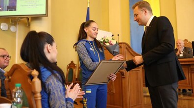 Фото: Мер Львова нагородив львів’янок, які перемогли в Чемпіонаті Європи з карате