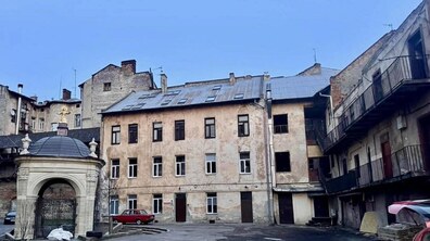Уже прибраний внутрішній двір житлового будинку на пл. Соборній, 3, який зазнав значних пошкоджень після обстрілу ворога 24 березня.