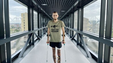 Фото: У центрі НЕЗЛАМНІ ставлять на ноги 19-річного воїна, який отримав важке поранення